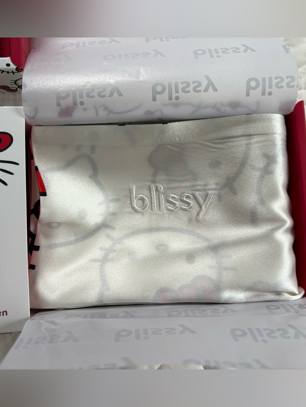 Hello Kitty x Blissy 100% Mulberry Silk Pillowcase & Scrunchie Haircare Bundle - Picture 4 of 6